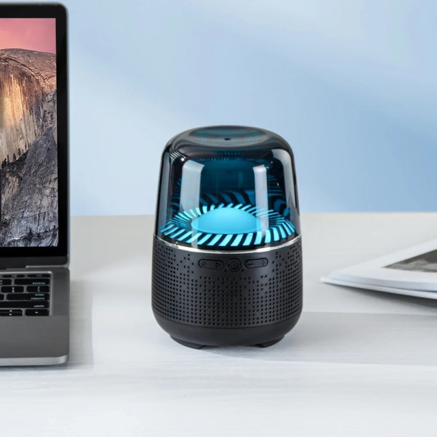 XO F37 Bluetooth zvučnik s RGB osvjetljenjem na radnom stolu