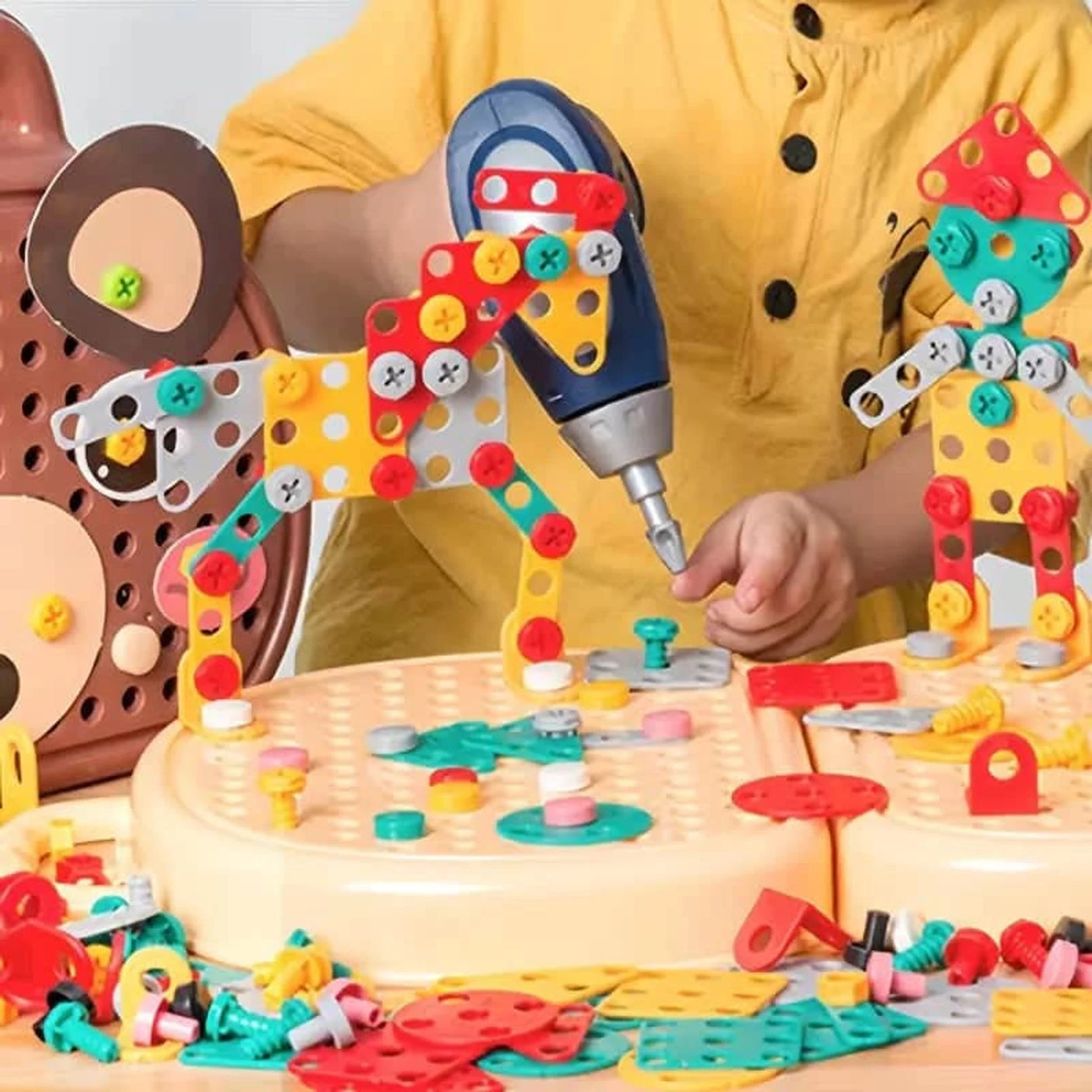 Dijete sastavlja modele pomoću Montessori konstrukcijskog seta
