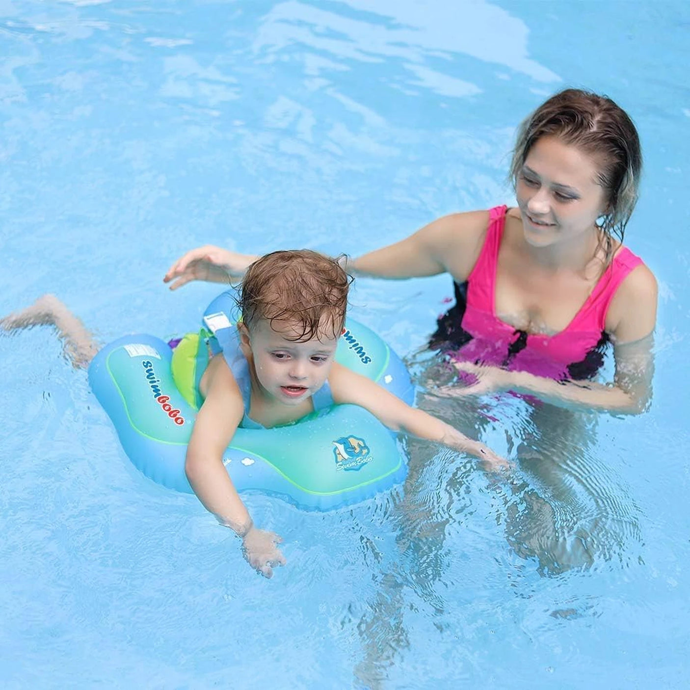 Beba koristi SwimBoBo kolut u bazenu uz neposredan nadzor odrasle osobe