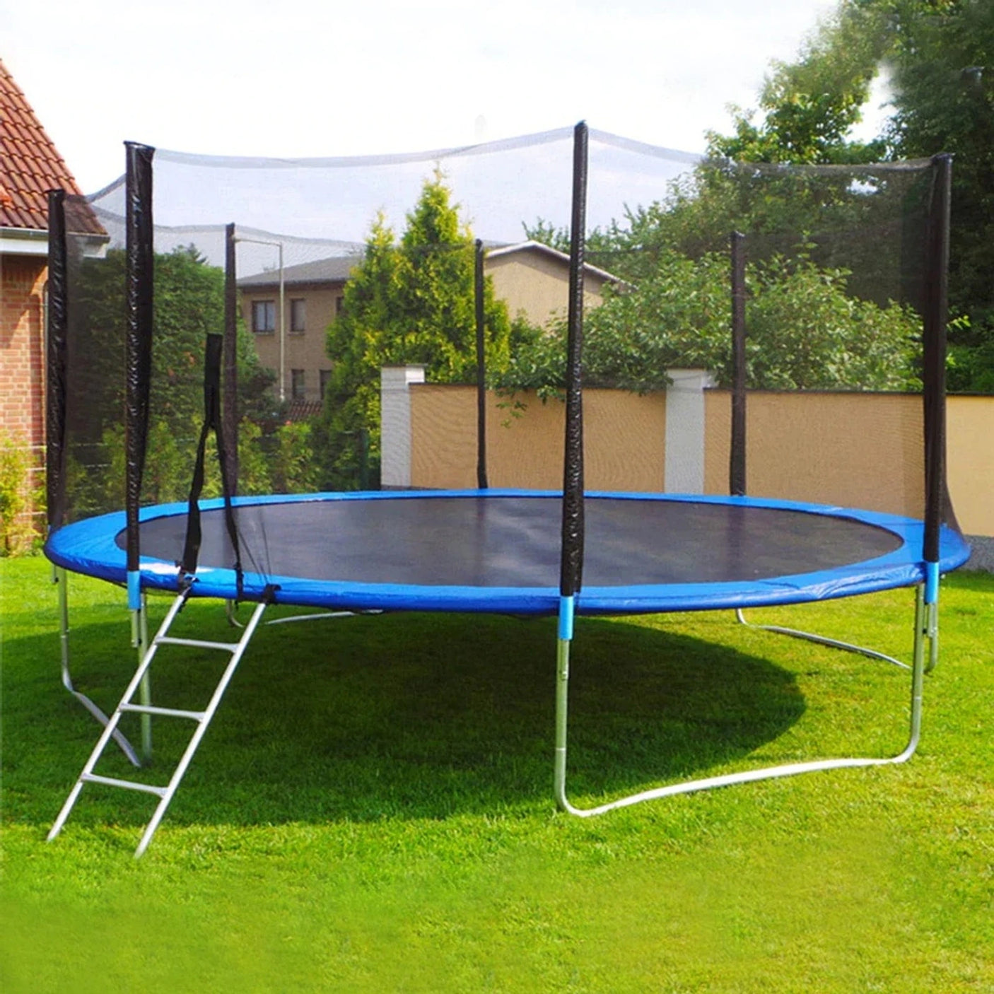 JUMP trampolina u dvorištu