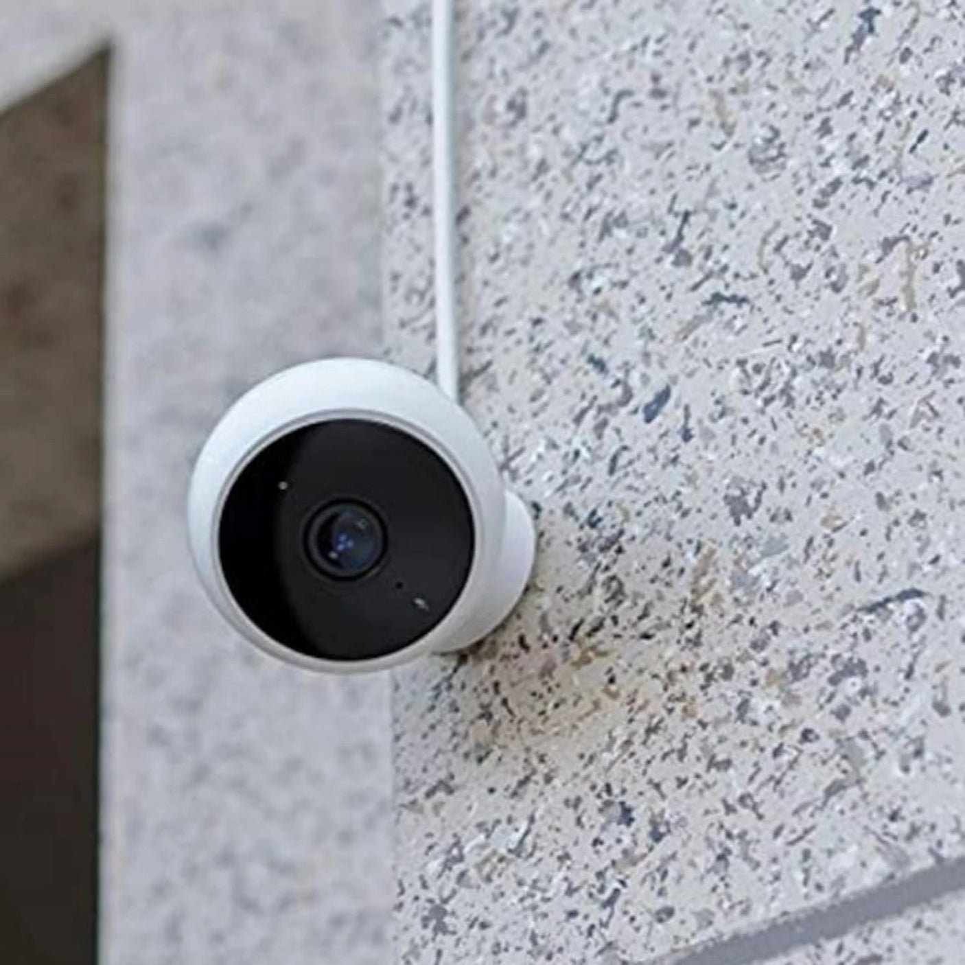 Xiaomi Mi Camera 2K postavljena na zid