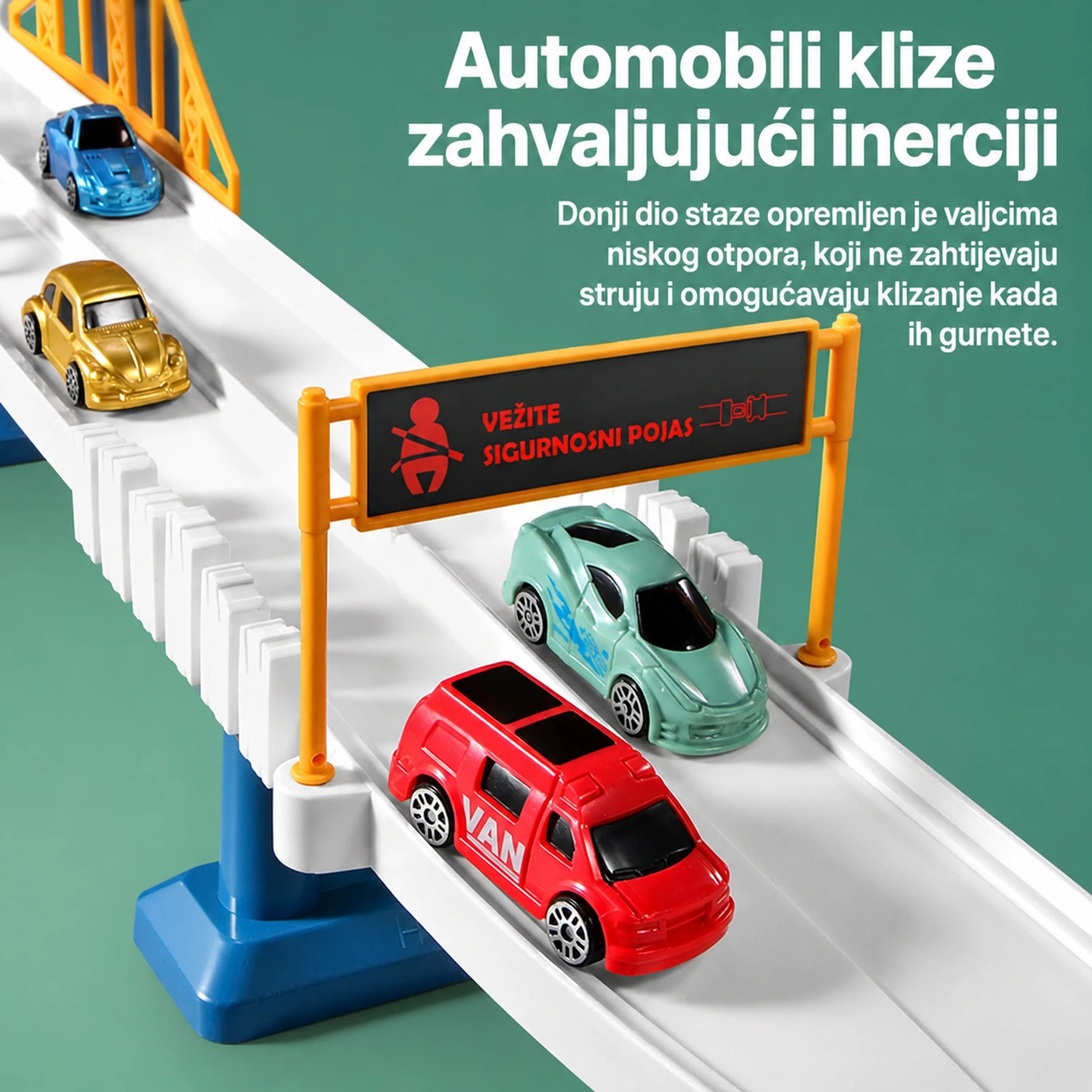 Mini automobili klize niz Juqic autoput-stazu