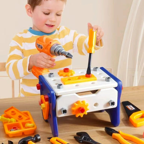 Dijete sklapa dijelove na mini radnoj klupi